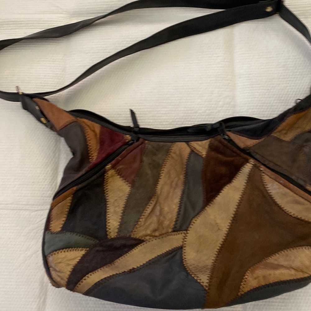 Patchwork shoulder bag, two zippered pockets on the front row me on the inside